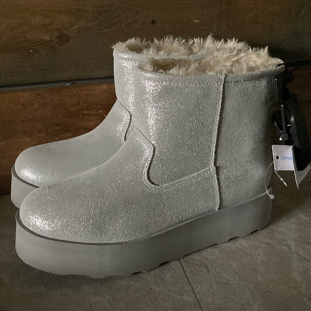 New with tags Silver Glitter Platform fashion Boots Size 8